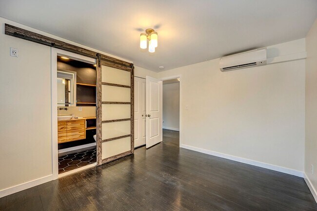 Building Photo - Edmonds Three Bedroom