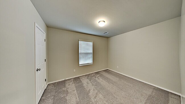 Building Photo - Very Nice 3 Bedroom 2 Bath Home in Yukon Schools