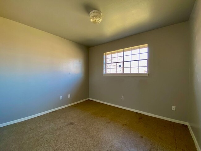 Building Photo - 3 Bedroom 1.5 Bath Home Available in Bossi...