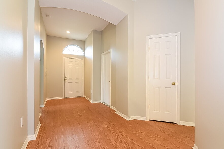 Building Photo - 4649 Roundview Ct
