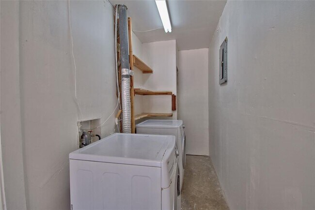 Building Photo - 2604 Sherwood Ln