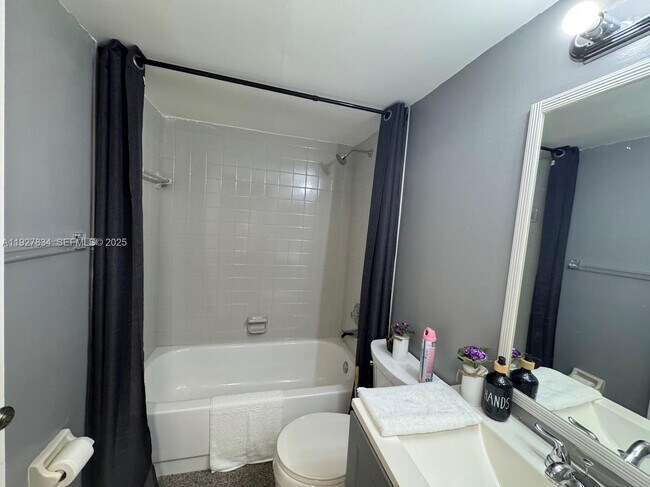 Building Photo - 855 NE 209th St