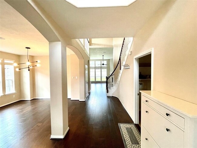 Building Photo - 6165 Bridgewater Ln