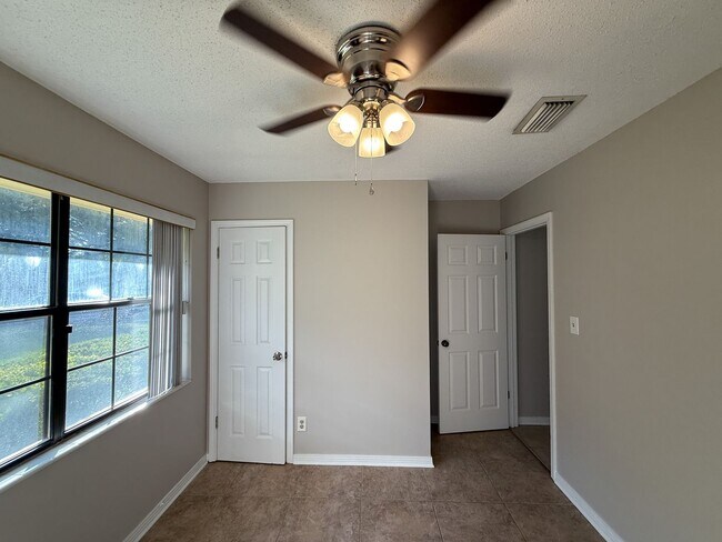 Building Photo - Well maintained 3 bedroom 2 bath home avai...