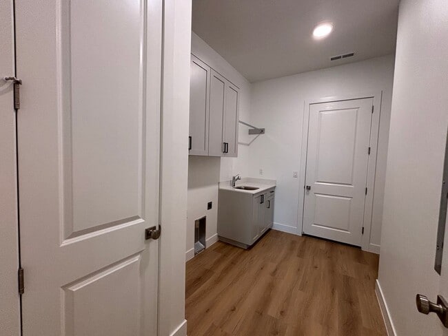 Building Photo - SPACIOUS PATIO HOME FOR RENT!