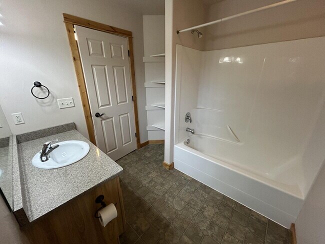 Building Photo - "Luxurious 3-Bed, 3-Bath Townhouse with Fi...