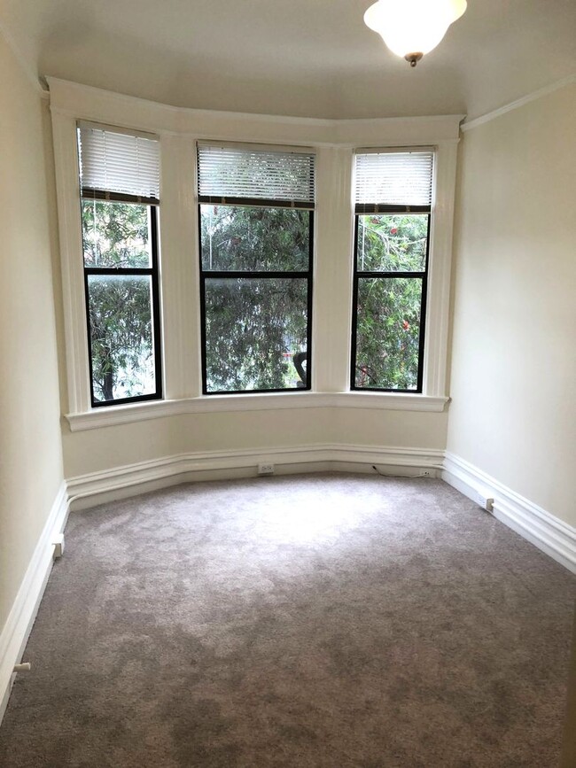 Building Photo - Bright & Spacious 1 Bedroom, Washer/Dryer ...