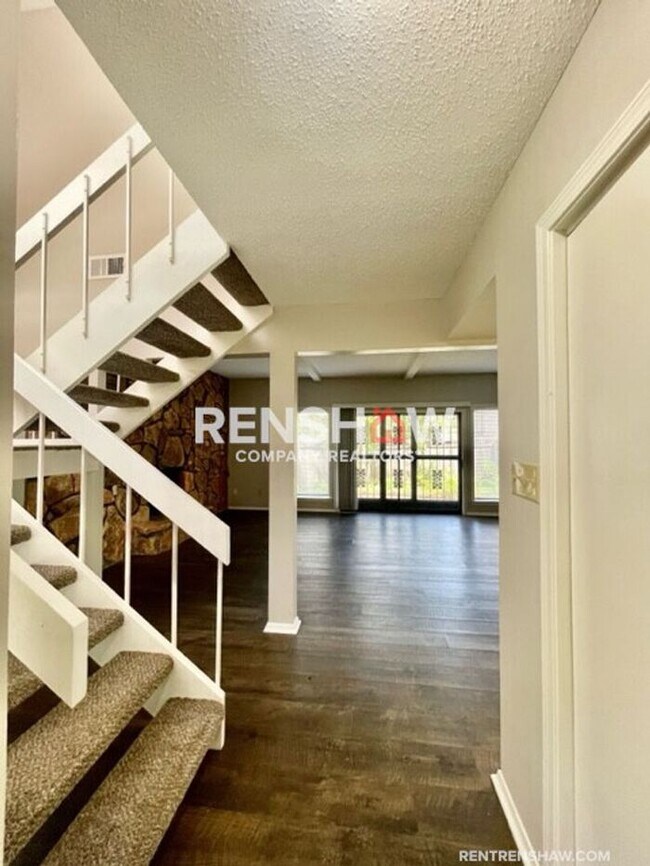 Primary Photo - Unique 3 Bed / 2.5 Bath Condo - Move in Re...