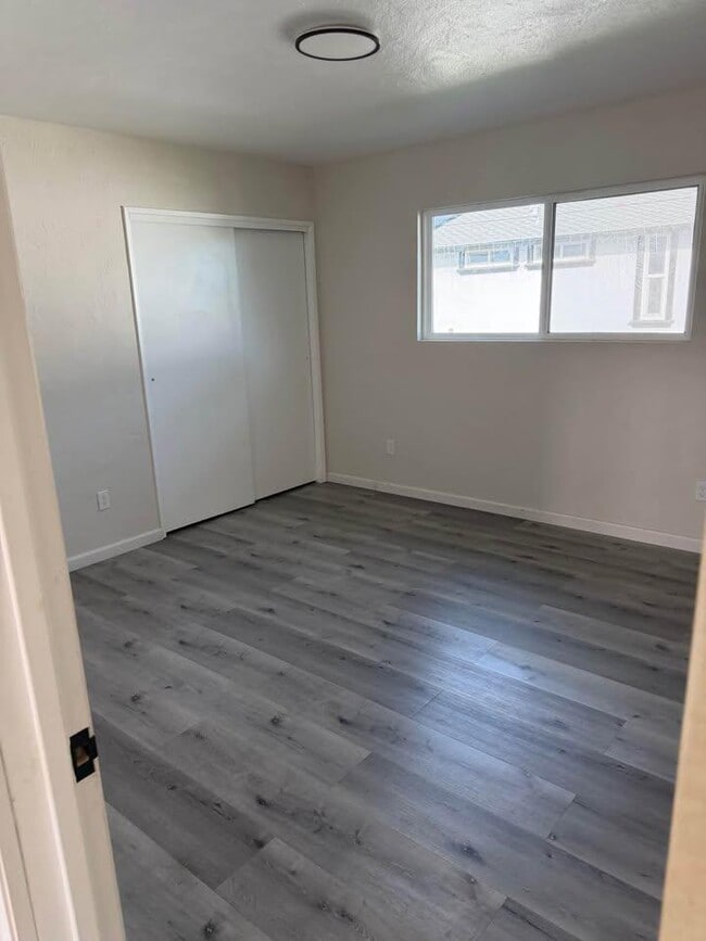 Building Photo - 2122 E 11th St