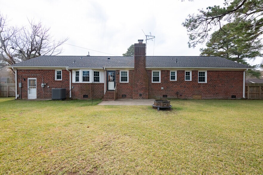 Building Photo - 561 Summit Ridge Dr