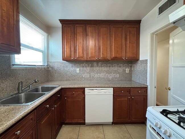Building Photo - 629 W Glenoaks Blvd
