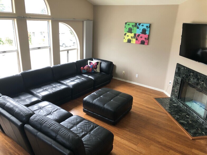 Upstairs living room, vaulted ceiling and fireplace 1 of 3 - 2108A Ernest Ave