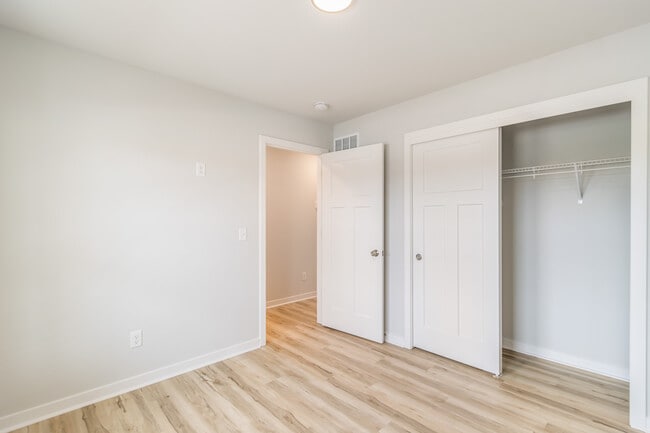 Building Photo - W219N16241 Primrose CtUnit 1
