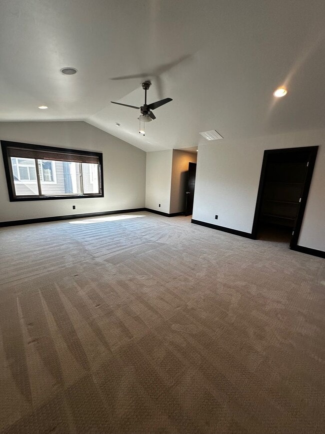 Building Photo - Gorgeous modern 5 bedroom - Minutes from MSU!