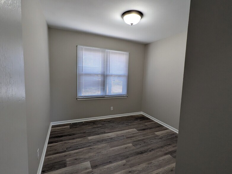 Building Photo - 702 W 39 St N