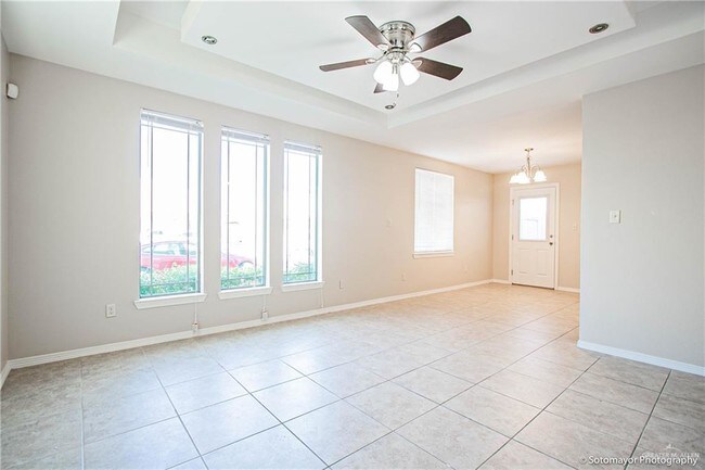 Building Photo - 10 Taxco Ct