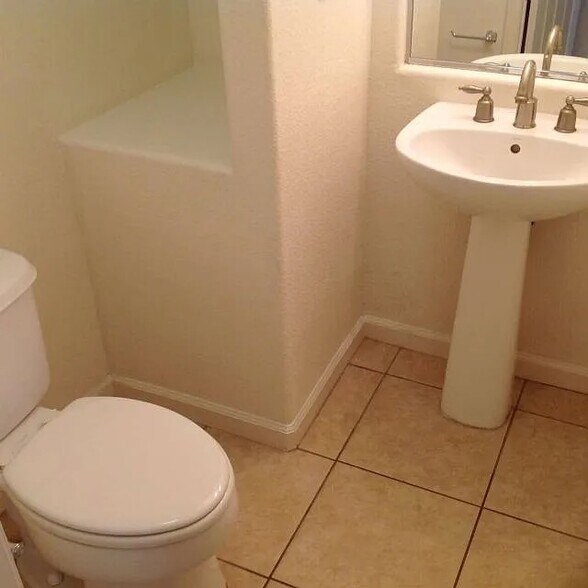 Building Photo - 814 Round Hill Dr