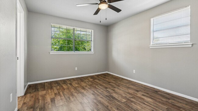 Building Photo - Charming 3 Bedroom Home +BONUS Room with Spacious Backyard