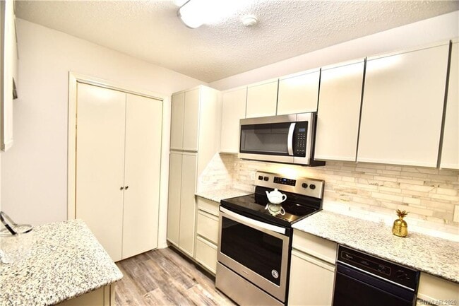 Building Photo - 41 Meadow Creek Dr