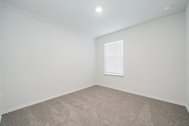 Building Photo - 2110 Thornton Dr