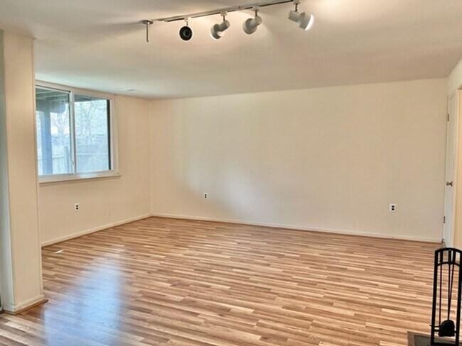 Building Photo - Excellent Potomac neighborhood!