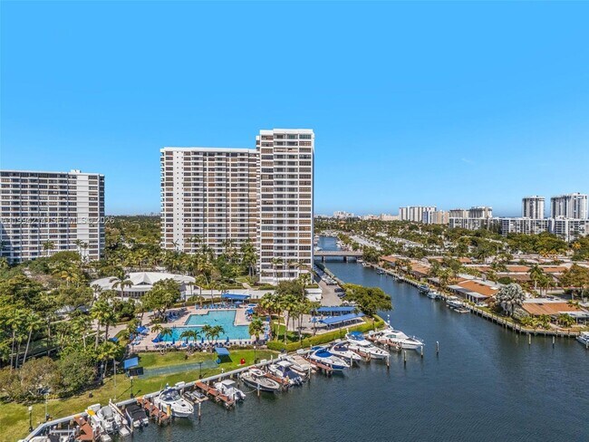 Building Photo - 2500 Parkview Dr