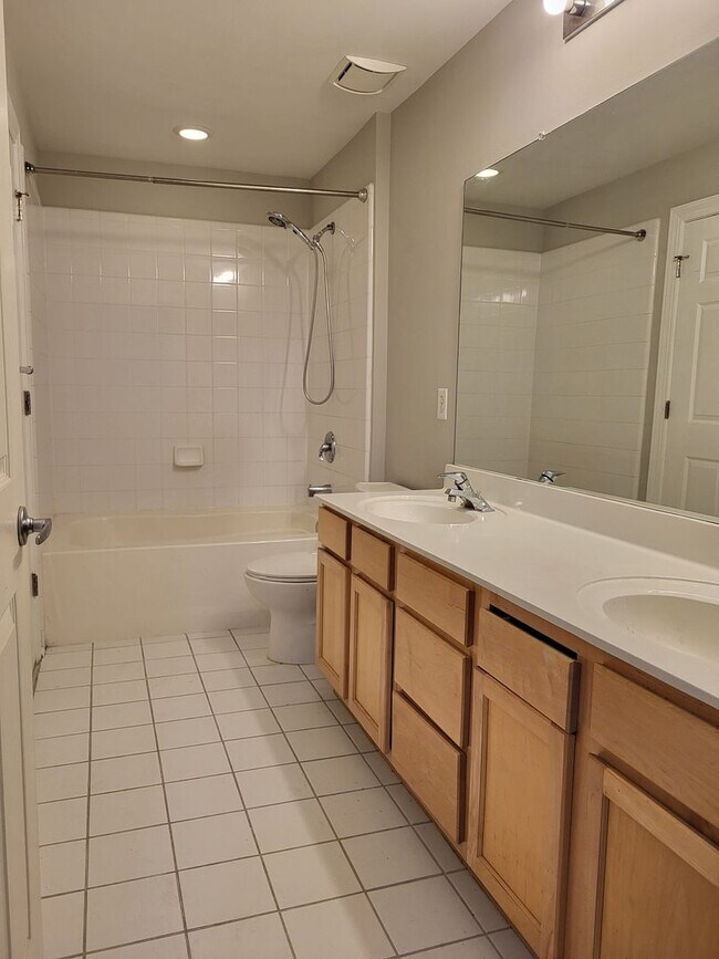 Building Photo - 2 bedroom Condo In Gateway Plaza