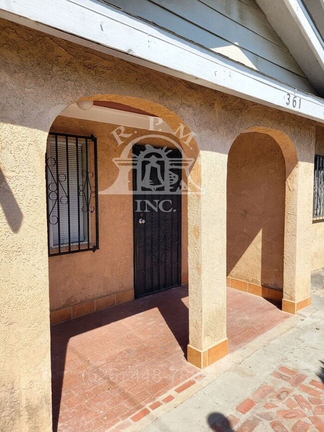 Building Photo - 3 Bedroom House With Plenty of Parking and Large Yard in Los Angeles, CA.