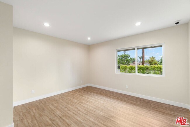 Building Photo - 17633 Nordhoff St