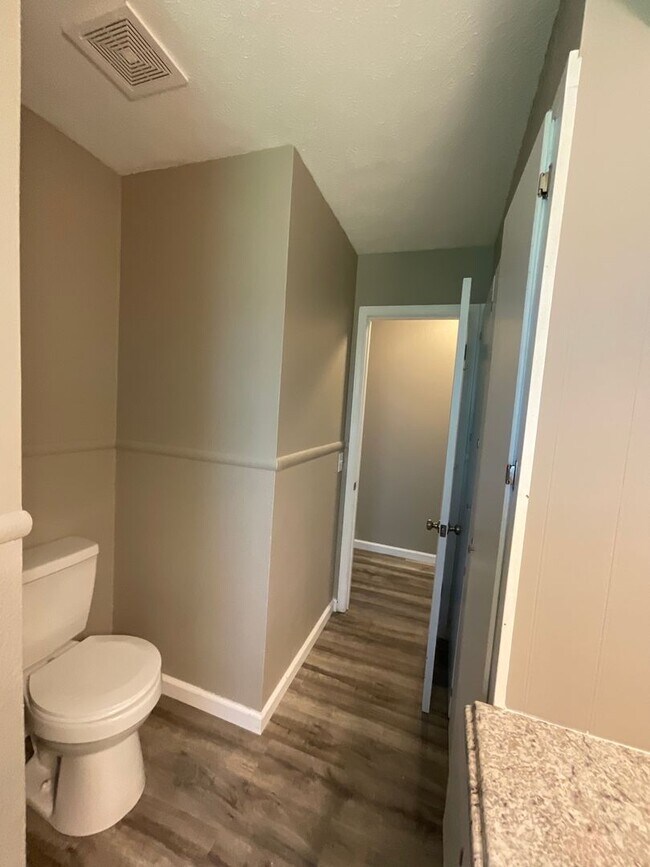 Building Photo - 3 bedroom 2 bathroom house for rent