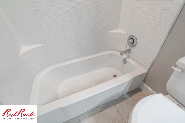 Building Photo - Spacious 4 Bedroom, 2.5 Bathroom Centrally...