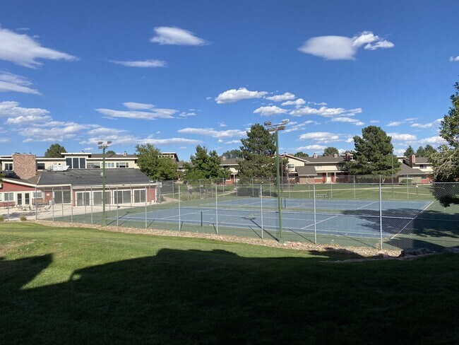 Building Photo - 2 bedroom westside - Rockrimmon