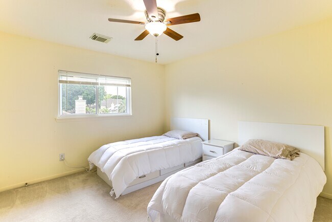 Building Photo - 618 Bending Bough Dr