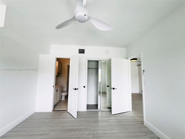 Building Photo - 2033 Calais Dr