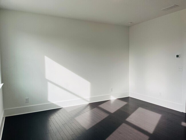 Building Photo - LIKE NEW IN PARK VUE! Townhome located across from Westside Park in Atlanta! MUST SEE!