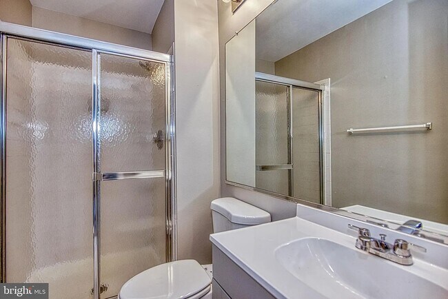 master bathroom - 43513 Blacksmith Sq