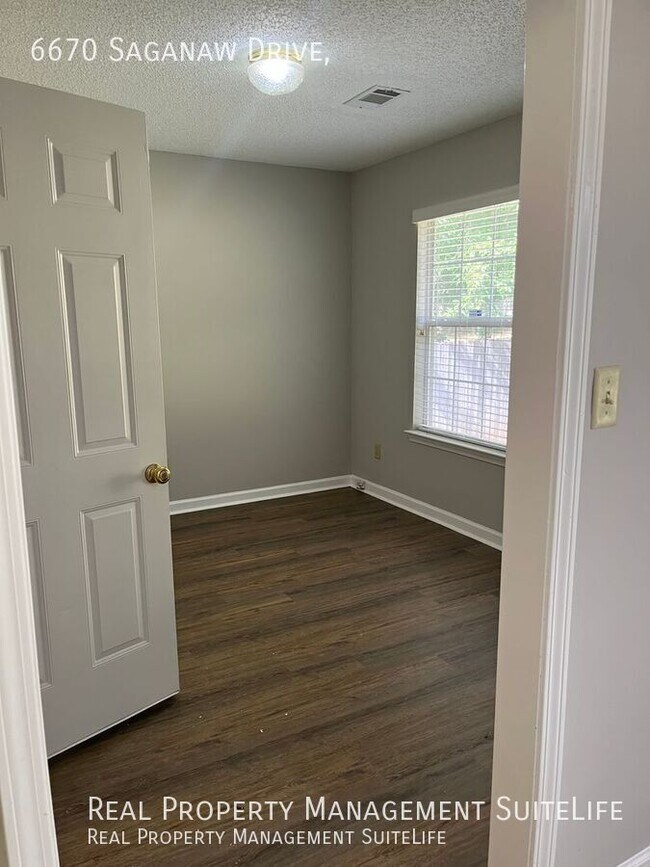 Building Photo - 6670 Saganaw Dr