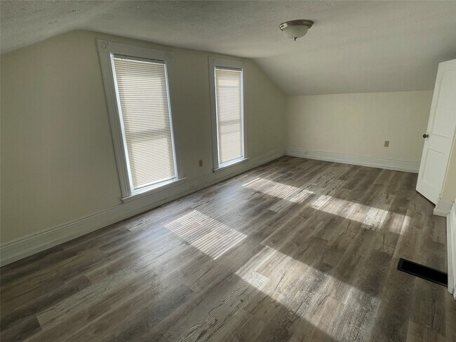 Building Photo - 912 W 2nd St