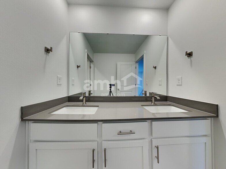 Building Photo - 7742 Brenden St SW