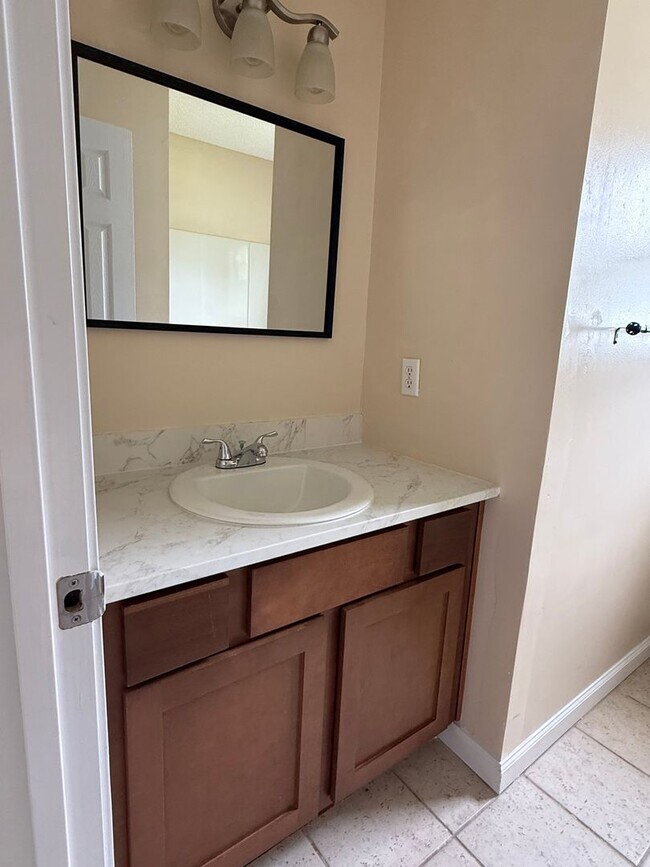 Building Photo - 3BR/2BA Single-Family Home with Versatile Bonus Room & No Carpet!