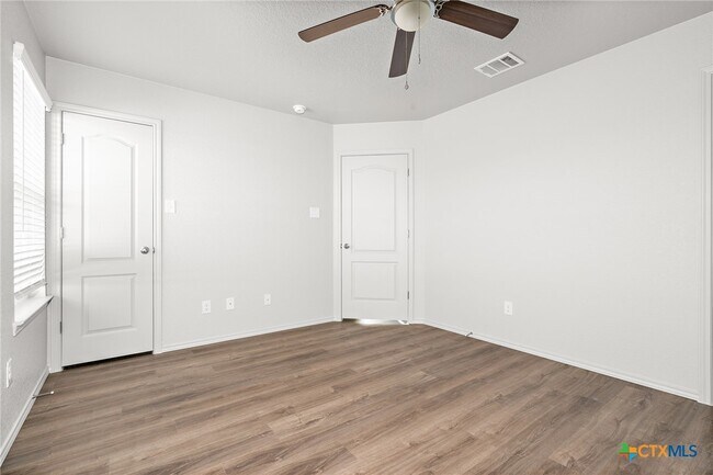 Building Photo - 107 Lost Trl