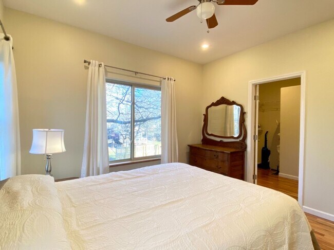 Building Photo - Furnished Downtown Black Mountain- Top Floor Unit with Roof Top Deck!