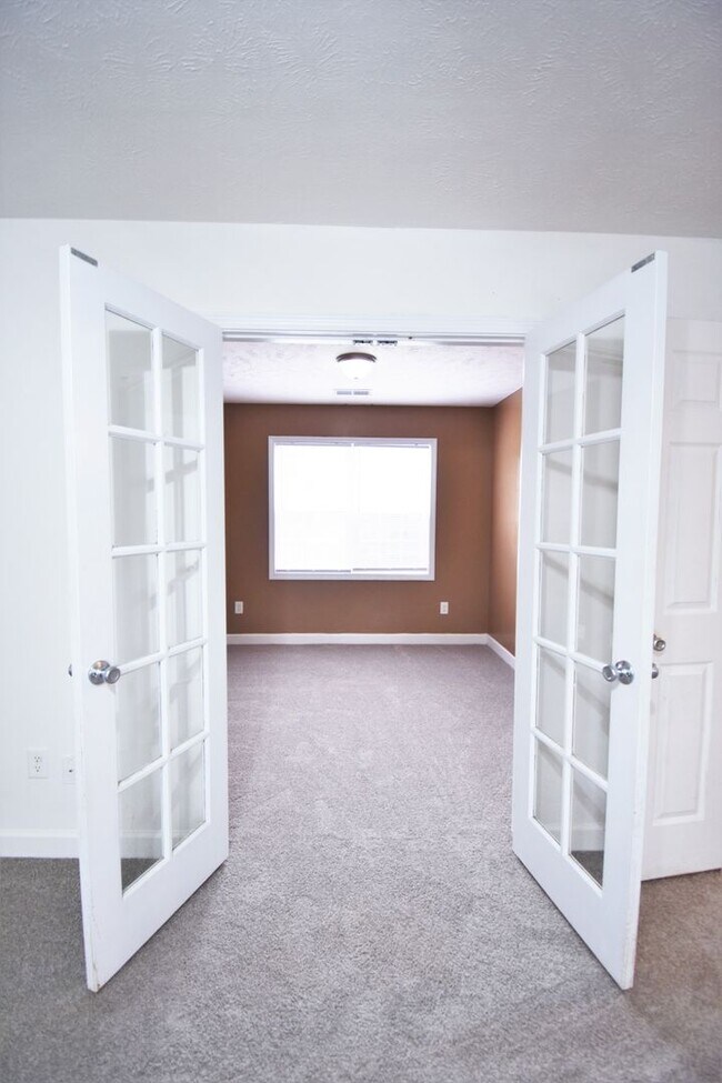 Building Photo - 4 Bedroom, 2 Bathroom : Pets under 30 lbs