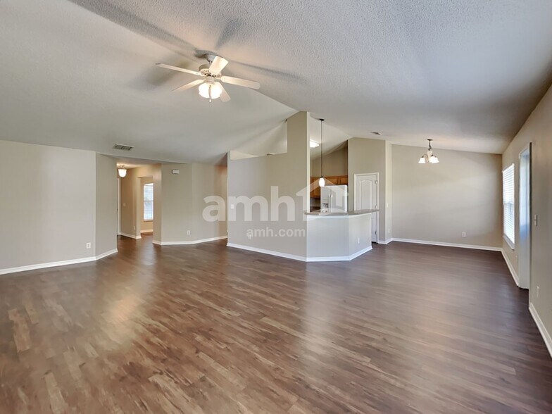 Building Photo - 1913 Southern Oak Loop