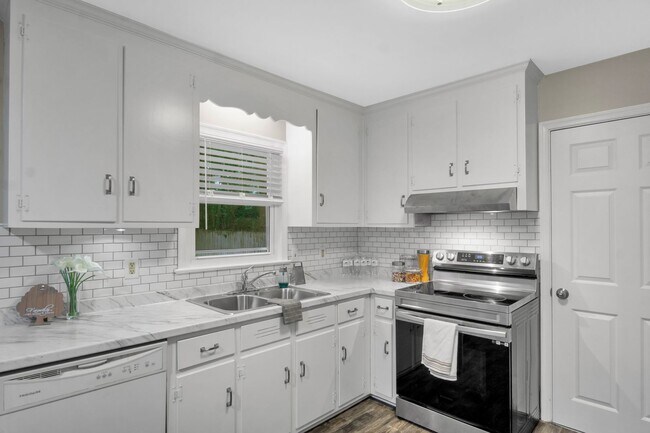 Building Photo - 117 Queen Mary Ct