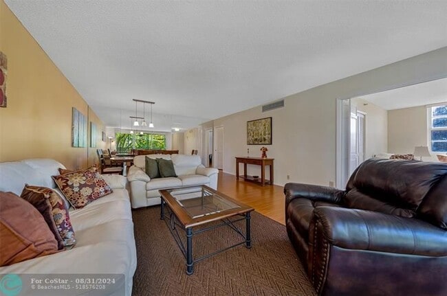 Building Photo - 3507 Oaks Way