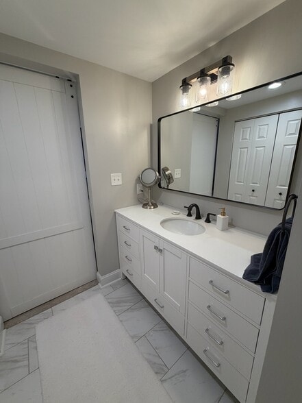 Building Photo - 7602 Lakeside Village Dr