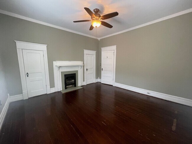 Building Photo - 3 Bedroom 2 1/2 Bath Updated Historic Home