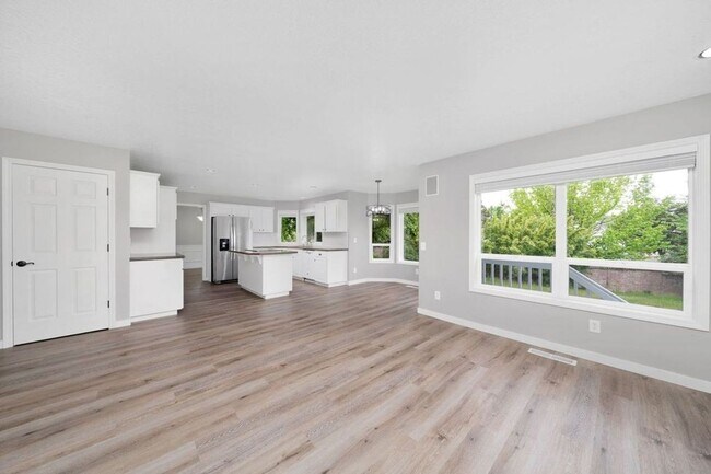 Building Photo - Stunning 4 bedroom, 2.5 bathroom home!! Must See!!