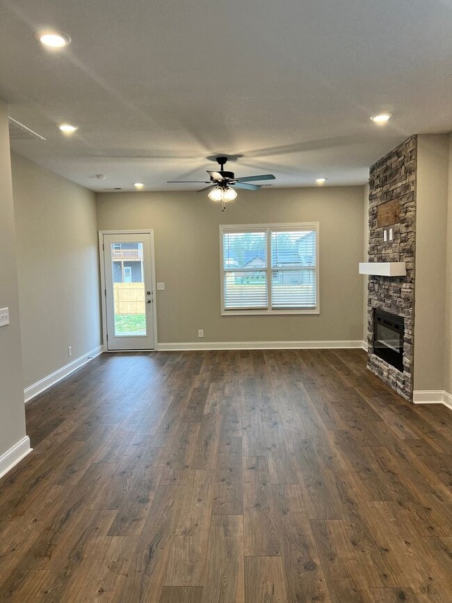 Building Photo - Brand New Three Bedroom